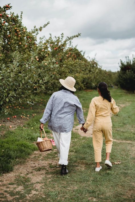 Madre E Hija Caminando Juntos Cerca De Manzanos · Fotos de stock gratuitas Mother Photos, Walk Together, Culture Shock, Good Bones, Lodz, Online Group, Toxic Relationships, Significant Other, Migraine