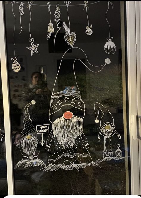 Christmas Window Painting Diy, Christmas Window Art Ideas, Christmas Window Drawing, Christmas Chalkboard Art, Painted Window Art, Chalkboard Wall Art, Christmas Window Painting, Window Drawing, Christmas Window Display