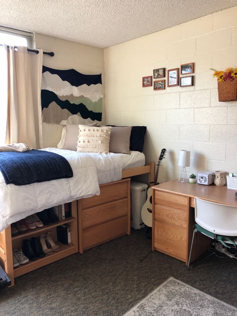 Dorm Room Closet Organization, College Dorm Bed, Clean Dorm Room, Boy Dorm Room, Dorm Room Ideas Organization, Boy Dorm Room Ideas, Boys Dorm Room Ideas, Male Dorm Room Ideas, Minimalist Dorm Room