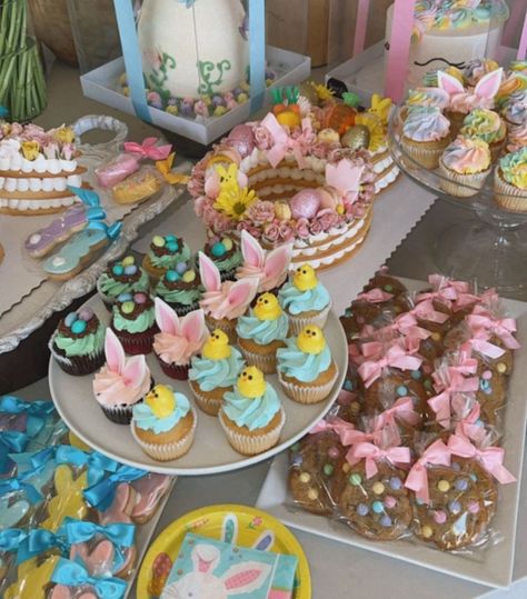 Easter With Kids Aesthetic, Easter Decorations Aesthetic, Easter Party Aesthetic, Easter Dessert Table Ideas, Aesthetic Printemps, Preppy Easter, Easter Hosting, Hosting Easter, Easter Inspiration Decor