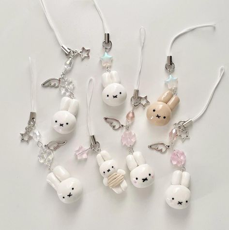 Miffy Polymer Clay, Polymer Clay Phone Charms, Miffy Clay Charm, Clay Charms Ideas, Diy Clay Charms, Small Present Ideas, Clay Charms Diy, Miffy Charm, Miffy Clay