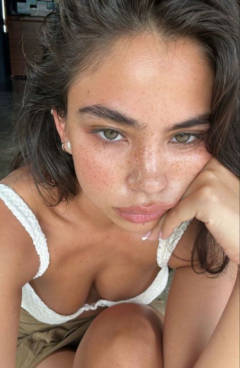 Christina Nadin, Olive Skin, Pretty Makeup, Looks Vintage, Makeup Inspo, Pretty Face, Makeup Routine, Aesthetic Girl, Maquillaje De Ojos