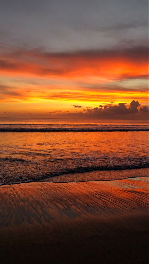 #bali #skyline #sunset #ocean #orange #travel #view Bali Vibes Aesthetic, Skyline Sunset, Bali Sunset, Sunset Ocean, Bali Travel, Beautiful Places To Visit, Beach Sunset, Dream Big, Beautiful Places