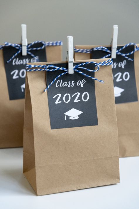 Easy Graduation Gifts, Unique Graduation Party Ideas, Boys High School Graduation Party, Graduation Gift Bags, Senior Graduation Gifts, Graduation Gifts For Guys, Graduation Party Gifts, Diy Graduation Gifts, Graduation Crafts