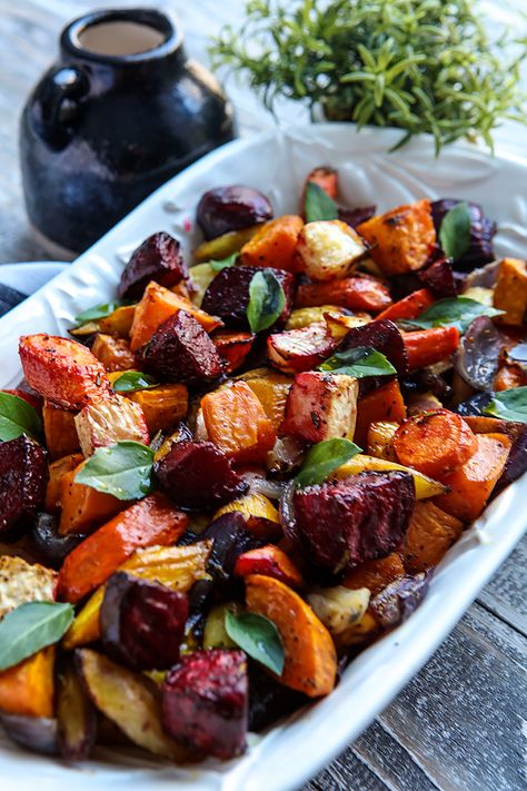 Root Vegetables Recipes, Thanksgiving Menu Ideas, Roasted Vegetable Recipes, Vegetable Medley, Root Veggies, Roasted Root Vegetables, Root Vegetable, Think Food, Veggie Side Dishes