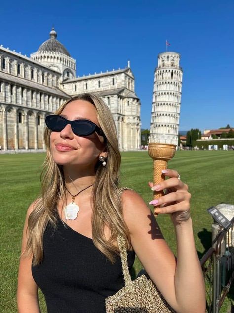 Pisa Tower Photos, Leaning Tower Of Pisa Poses, Pisa Italy Outfit, Italy Photo Poses, Tower Of Pisa Poses, Rome Pose Ideas, Pisa Outfits, Pisa Italy Aesthetic, Pisa Italy Poses