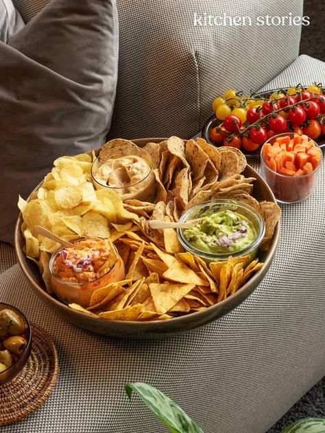 Snacks For Movies At Home, Movie Night Platter Ideas, Food Ideas For Movie Night, Movie Night Dinner Adult, Movies Snacks Ideas, Cool Party Snacks, Movie Night Platter, Snack For Movie Night, Best Snacks For Movie Night