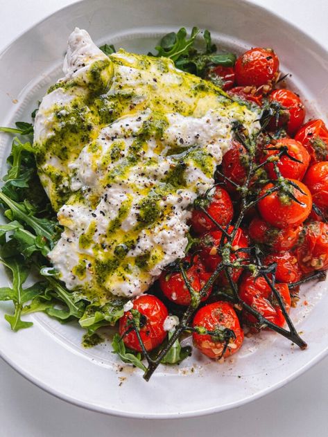 OVEN ROASTED TOMATOES & BURRATA SALAD RECIPE - Everything Delish Burrata Salad Recipe, Burrata Recipe, Homemade Pesto Recipe, Salad Appetizer Cups, Honey Garlic Chicken Wings, Honey Sriracha Chicken, Pesto Salad, Oven Roasted Tomatoes, Burrata Salad