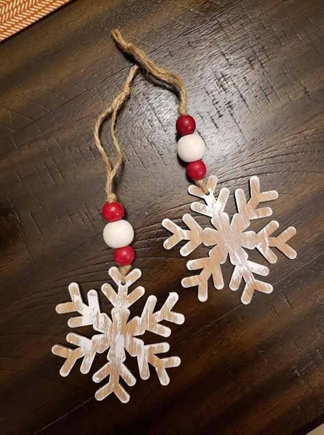 Diy Bulk Christmas Ornaments, Wood Bead Ornaments, Wooden Snowflake Ornaments, Christmas Party Crafts, Christmas Angel Crafts, Snowman Pillow, Kids Christmas Ornaments, Christmas Light Ornament, Christmas Arts And Crafts