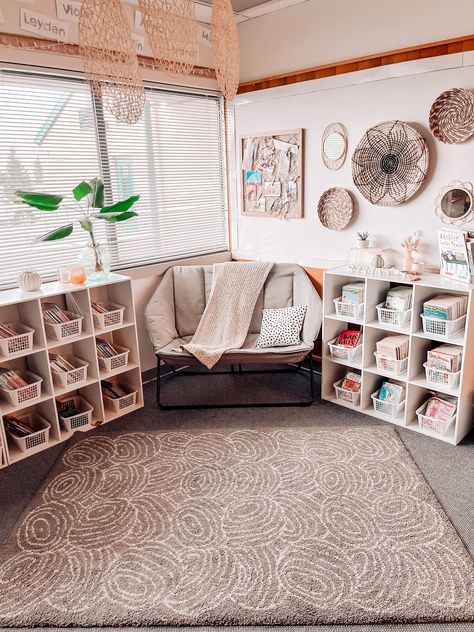 Teacher Room Aesthetic, Classroom Comfy Corner, Old Classroom Makeover, Afterschool Program Classroom Set Up, Teacher Office Decor Work Spaces, Simple Boho Classroom, Clean Classroom Aesthetic, Elementary Classroom Decor Boho, Aesthetic Classroom Decor Middle School