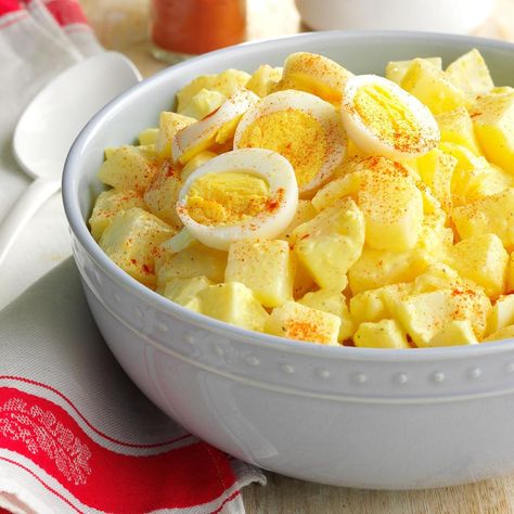 This homemade potato salad recipe will be one you make year after year. It's a classic for a reason! Potatoe Dinner Recipes, Church Potluck Recipes, Homemade Potato Salads, Best Potato Salad Recipe, Classic Potato Salad, Creamy Potato Salad, Grilled Dinner, Potato Salad Recipe, Creamy Potato