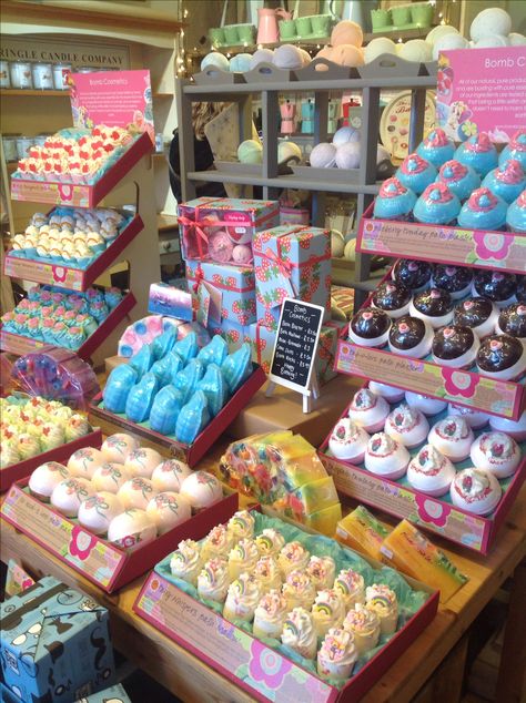 Bath bomb display Spa Products Display, Bath Product Display, Bath Bomb Display Ideas, Bath Bomb Package Ideas, Soap Display Ideas, Lush Diy, Lush Shop, Bath Bomb Packaging, Bath Boms