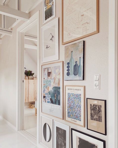 Richmond Apartment, Small Gallery Wall, Aarhus Denmark, Homecoming Queen, Ceiling Art, Small Apartment Decorating, Hollywood Hills, Cozy Place, Dining Room Walls