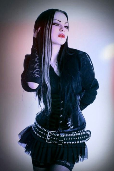 Pretty Goth Girl Steampunk Mode, Emily Strange, Gothic Fashion Women, Gothic Models, Alt Girls, Victorian Goth, Goth Women, Goth Beauty, Goth Girl