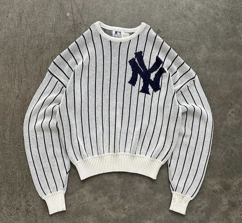 Vintage Yankees, Yankees Outfit, Striped Crewneck, Striped Knitted Sweater, Aesthetic Streetwear, Street Fashion Men Streetwear, Mens Outfit Inspiration, Dolce E Gabbana, Cute Simple Outfits