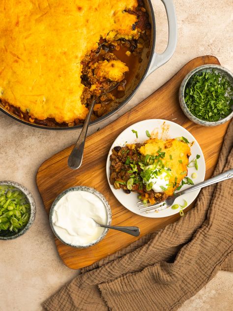 Chili Pie - Skillet Chili and Cornbread Recipe Chili With Cornbread Topping, Chili Pie Recipe, Chili Pot Pie, Cornbread Dishes, Cornbread Pie, Skillet Chili, Greek Yogurt Salad Dressing, Chili Pie, Cornbread With Corn