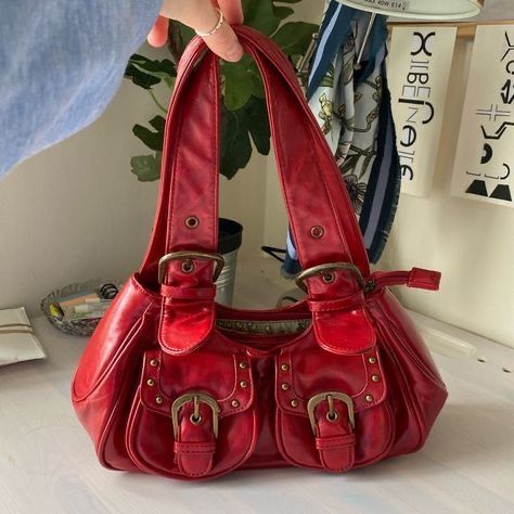 @viviennescloset_ Vintage Handbag Outfit, Rocker Girlfriend Aesthetic Outfits, Red Vintage Bag, 2000 Purse, 70s Bags, 00s Mode, 90s Bag, Sac Tote Bag, Vintage Designer Bags