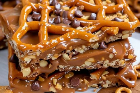 Caramel Pretzel Crack Bars Chocolate Pretzel Bars, Pretzel Bars, Chocolate Caramel Pretzels, Grandma's Recipes, Homemade Custard, Caramel Pretzels, Candy Recipes Homemade, Bark Recipe, Cookie Bar Recipes