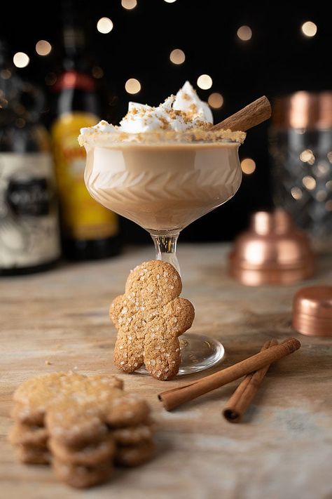 This gingerbread latte dessert rum cocktail is going to be one of the stars of your holidays! It’s a delectable mixture of spiced rum and coffee liqueur. This gingerbread rum cocktail makes a great alcoholic Christmas drink and holiday after dinner drink. Make lots, because this Christmas dessert cocktail will be the drink of the festive season! Spiced rum and coffee liqueur pair up to make a delicious gingerbread latte dessert rum cocktail. This holiday after dinner drink be made in a ... Easy Christmas Cocktails, Kaffe Station, Dessert Cocktails, Christmas Cocktails Easy, Artistic Food, Baking Lessons, Christmas Drinks Alcohol, Gingerbread Syrup, Liqueur Drinks