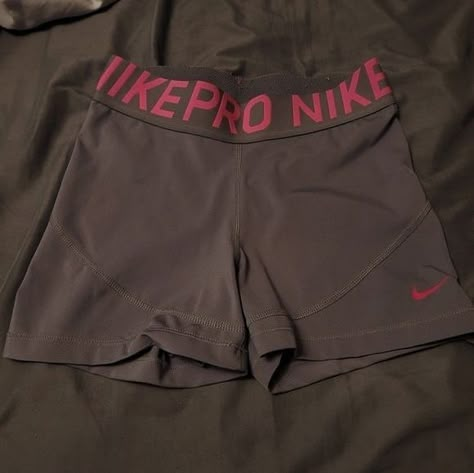 Hot Pink Nike Pro Shorts, Nike Pro Shorts Colors, Old Nike Pros, Cute Nike Clothes, Nike Clothes Aesthetic, Nike Pro Shorts Outfit Aesthetic, Spandex Shorts Outfit, Nike Pros Outfit, Nike Pro Shorts Outfit