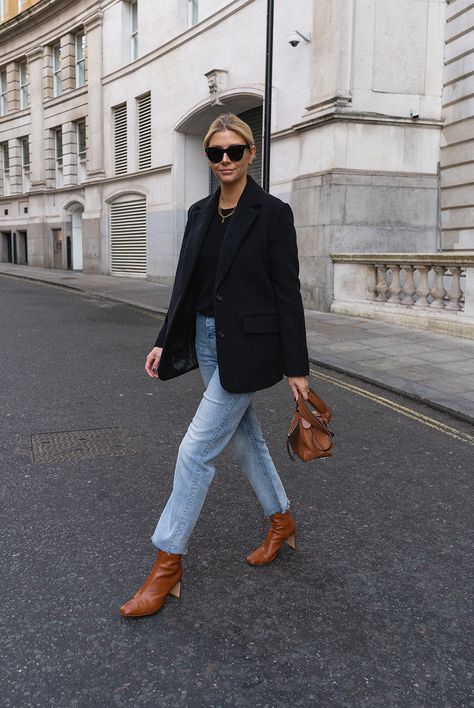 Emma Hill, Pijamas Women, Straight Leg Jeans Outfits, Casual Chique, French Girl Style, Square Toe Boots, Outfit Jeans, Mode Casual, Jacket Outfit