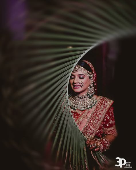 Wedding Unique Photography, Bride Making Photography, Bride Outdoor Poses, Creative Bride Photography, Bridal Pose Ideas, Bridal Mirror Pictures, Creative Wedding Photography Indian, Bride Mirror Photo, Brid Pose