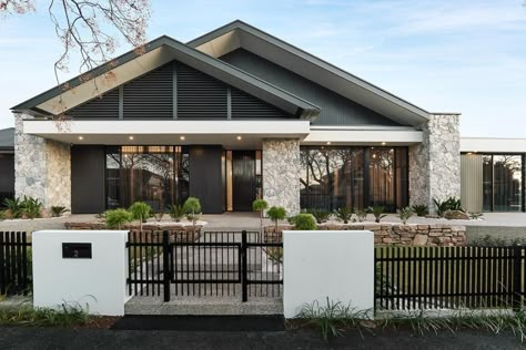 TAH Project Feature — Introducing ‘The Mossman’ by @scottsalisburyhomes. A build that exceeds all expectations. Discover the Scott… | Instagram House Facades Australia, Farmhouse Architecture, Bungalow Style House Plans, House Redesign, Contemporary House Exterior, Modern House Facades, Casa Exterior, Modern Farmhouse Exterior, Ranch Style Homes