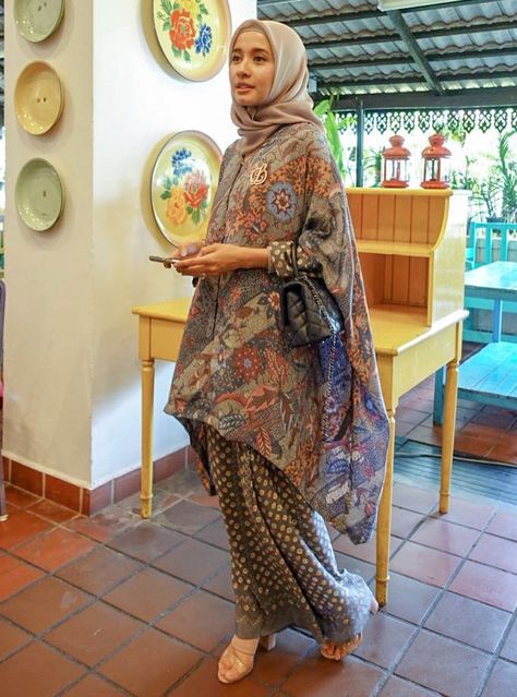 Ide Gaya OOTD Hijab dengan batik ala Laudya Cynthia Bella  #batik #indonesia #kainindonesia #hijabgaya #cantikbatik #batikhijab #hijabfashion #gayahijab #hijabbatik #idebatik #batikfashion Batik Dress Modern Hijab, Batik Dress Hijab, Kebaya Batik Modern Hijab, Kebaya Kondangan Hijab, Dress Batik Hijab, Batik Fashion Hijab, Batik Kurung, Batik Tunik Modern, Kebaya Modern Hijab Wisuda