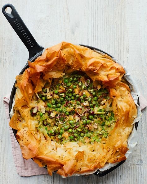 Anna Jones’s easy pea, mint and preserved lemon filo tart. / pastry / white beans / olives / lunch /spring / party / dinner / Anna Jones Recipes, Vegetable Tart Recipes, Filo Pastry Recipes, Vegetable Tart, Anna Jones, Preserved Lemon, Filo Pastry, Preserved Lemons, Savory Tart