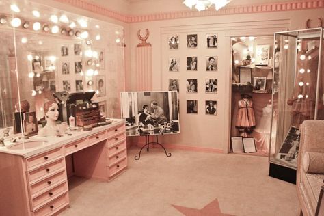 Old-Hollywood Retro Hollywood, Rangement Makeup, Beauty Room Vanity, Makeup Vanities, Vanity Room, Dream Closets, Glam Room, Girly Room, Makeup Rooms