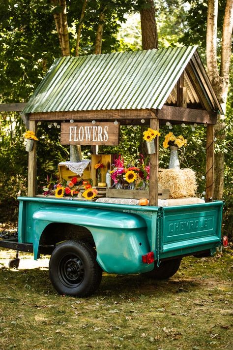 Truck Bed Trailer Flower Stand, Vegetable Stand Ideas Farmers' Market, Roadside Stand Diy, Roadside Pumpkin Stand, Truck Bed Flower Stand, Portable Flower Stand, Farm Stand Cart, Flower Roadside Stand, Road Side Flower Stand