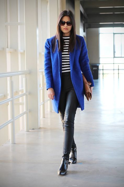 Inspiration for This Week: 20 Popular Street Style Combinations Royal Blue Coat Outfit, Blue Coat Outfit, Coat Outfit Ideas, Royal Blue Coat, Jacket Outfit Ideas, Mantel Outfit, Royal Blue Cardigan, Royal Blue Jacket, Neon Prom Dresses