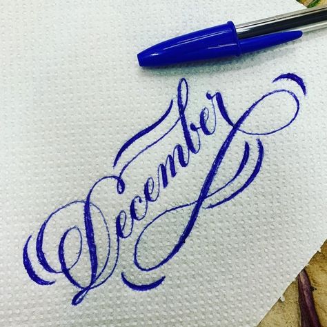 There are several different pen techniques to create various typography outcomes. Here are several calligraphy pens that artists or designers should know! Types Of Calligraphy, Free Tattoo Fonts, Fake Calligraphy, Cute Fonts Alphabet, Best Calligraphy Pens, Fonts Handwriting Alphabet, Handwriting Examples, Calligraphy Artist, Calligraphy For Beginners