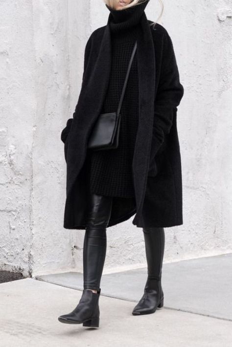 Pinterest • The world’s catalog of ideas Minimalist Moda, Winter Outfits Warm, Woman In Black, Legging Outfits, Mode Casual, All Black Everything, Looks Street Style, Looks Black, All Black Outfit