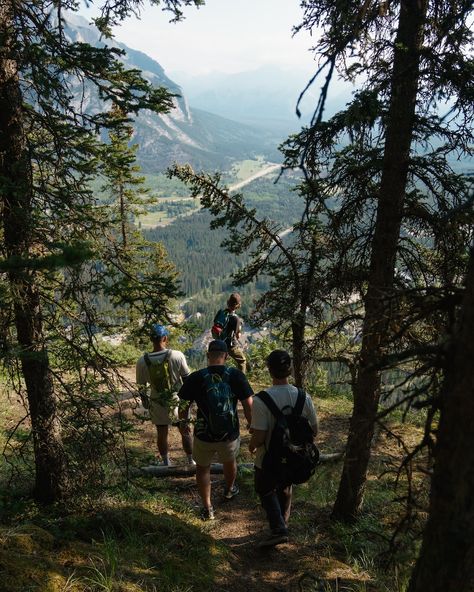 Group Hike Aesthetic, Mountains With Friends, Mountain Photography People, Hiking Pose, Nature Poses, Hiking Photoshoot, Urban Hiking, Walking Group, Polo Forest