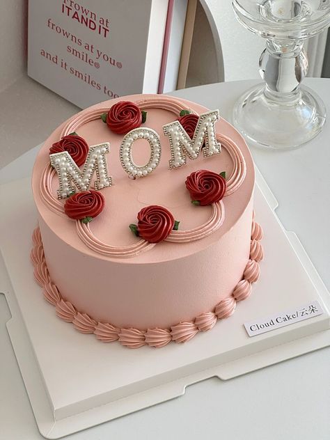 Mothers Cake Ideas Birthdays, Women Cakes Birthday, Mother Birthday Cake, Birthday Cake For Mom, Birthday Cake Decorating Ideas, Most Paused Movie Scenes, Elegant Birthday Cakes, Simple Cake Designs, Cake Decorating Piping