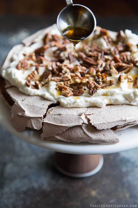 Chocolate Pavlova with maple and pecans Pavlova Chocolate, Chocolate Pavlova, Baked Meringue, Pavlova Recipe, Think Food, Cannoli, Vegetarian Chocolate, Holiday Desserts, Pavlova