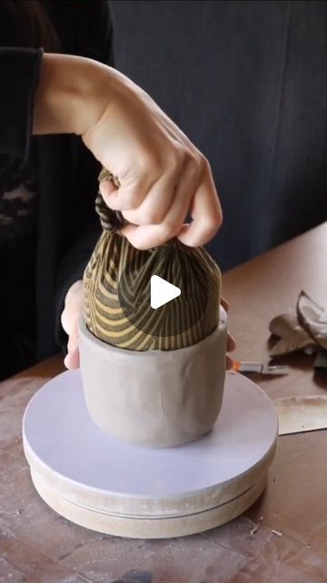 How To Make Mugs, Ceramic Diy Ideas, Ideas Con Ceramica, Lidded Jars Pottery, Ceramic Building, How To Make Ceramic, Diy Keramik, Tea Pots Art, Pottery Tea Pot