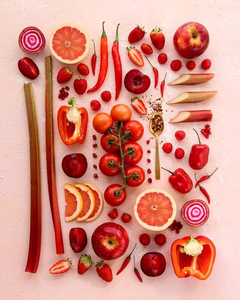 So a few weeks ago I posted a flat lay of purple veg and said there was a red one to come and here it is folks, all the red fruit and veg I… Fruit And Veg Photography, Fruit And Vegetables Photography, Colorful Fruits And Vegetables, Pink And Red Kitchen, Red Food Photography, Veg Photography, Fruit Food Photography, Red Fruits And Vegetables, Red Vegetables