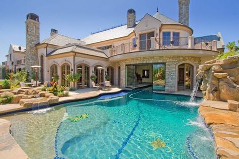 Should You Build a Single or a Double Level Home? Mediterranean Pool Design, Mediterranean Pool, Big Mansions, Dream Pools, Modern Mansion, Mansions Homes, Pool Design, Swimming Pool Designs, House Goals