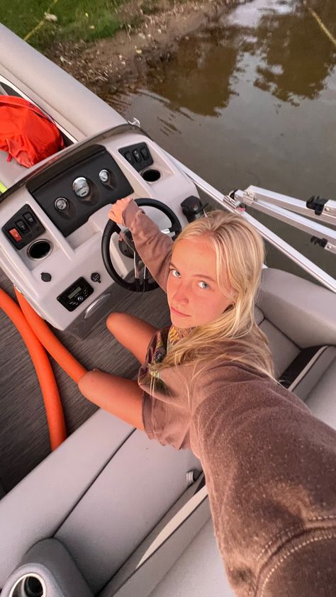 Driving A Boat Aesthetic, Boat Driving Aesthetic, Driving Boat Pictures, Boat Selfie Ideas, Summer On A Boat, Boat Days Aesthetic, Pontoon Boat Aesthetic, Lake Inspo Pics, Lake Photoshoot Summer