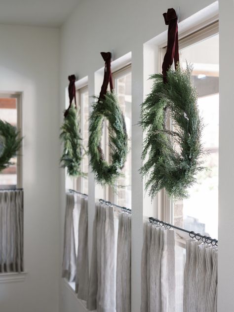 Sinclair and Moore's Elegant Holiday Home | Lark & Linen Interior Design and Lifestyle Blog Cedar Wreath, Style Me Pretty Living, Cozy Christmas Decor, Linen Interior, Inside Decor, Xmas Wreaths, Christmas Dining, Festive Decor, Cozy Christmas