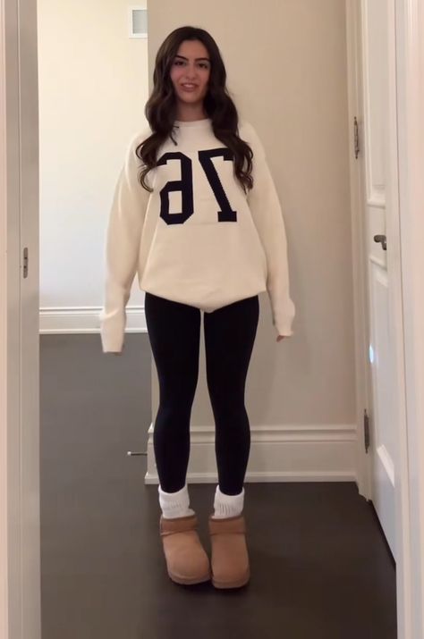 Outfit Ideas School Leggings, Cute Friday Outfits For School, Cute Basic Winter Outfits, Lazy Cute Outfits For School, Cute Outfits With Leggings For Winter, Basic Winter Outfits Casual, Low Uggs Outfit, Not Basic Outfits, Leggings Outfits Winter