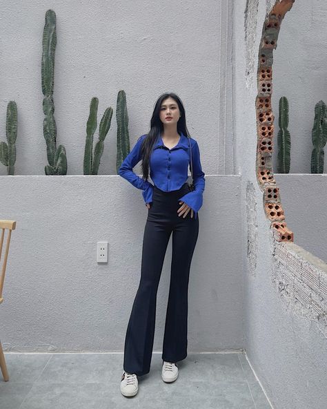 Poses In Pants Women, Dark 90s Fashion, Elegant College Outfits, How To Style Black Flared Pants, Flare Pants Outfit Summer, Black Flare Jeans Outfit Aesthetic, Styling Bootcut Jeans Outfit Ideas, Flare Jeans Outfit Black, Presentation Fits