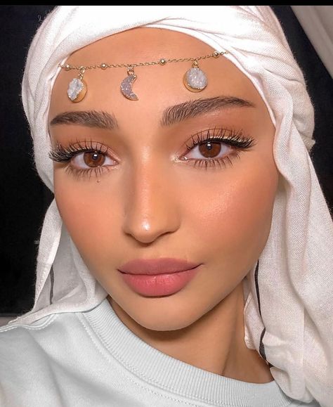 Isha on Instagram: “Just look at how beautifully @thehellabr styled our OTHERWORLDLY necklace from @nymphesis ✨🌕🌙 Hella totally made it look much more gorgeous…” Eid Makeup Look, Middle Eastern Makeup, Eid Makeup, Wedding Makeup Ideas, Skin Tone Makeup, Hijab Makeup, Light Makeup Looks, Arabic Makeup, Bold Makeup Looks