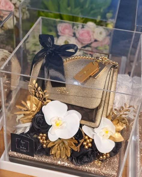 Acrylic Gift Box Ideas, Dulang Hantaran Ideas, Gubahan Hantaran, Wedding Doorgift, Dulang Hantaran, Hantaran Pernikahan, Wedding Gift Hampers, Gift Box Wedding, Wedding Gift Pack