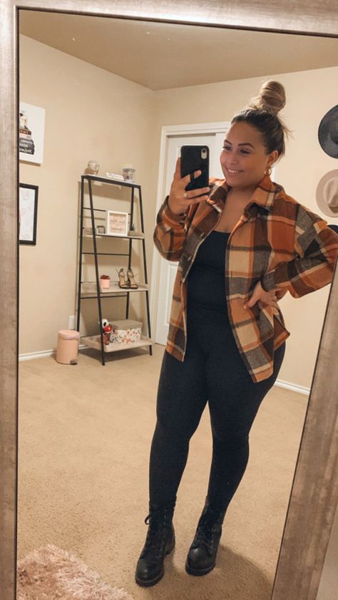 Flannel outfit Black And Orange Flannel Outfit, Orange Shacket Outfit, Flanel Outfit Aesthetic, Long Flannel Shirt Outfit, Flannels Outfit, Leggings And Flannel Outfit, Jeans And Flannel Outfit, Plus Size Flannel Outfits, Flannel Outfit Women