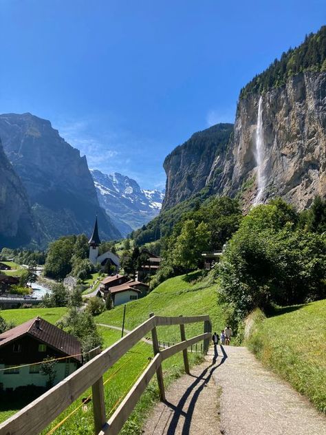 Lauterbrunnen, Switzerland🇨🇭🤍 #travelgram #nature #polska Homes In Switzerland, Travel Aesthetic Japan, Switzerland October, Switzerland Elopement, Aesthetic Switzerland, Summer Outfit Travel, Winter Places, Switzerland Aesthetic, Switzerland Wedding