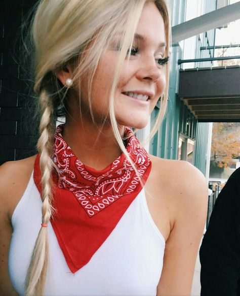 Red Bandana In Hair, Cowgirl Outfit With Bandana, Cowgirl Outfits Bandana, Bandana Country Outfit, Outfits With Red Bandana, How To Style Bandana Around Neck, Neck Bandana Outfit Western, Bandana On Neck Outfit, Bandana Around Neck Outfit Country