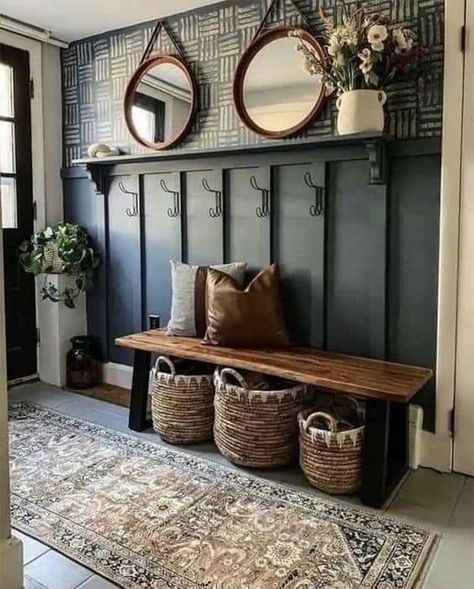 Mudroom Entryway, Mudroom Decor, Small Entryways, Foyer Design, Small Entryway, Home Entrance Decor, Entrance Decor, Decoration Inspiration, House Renovation